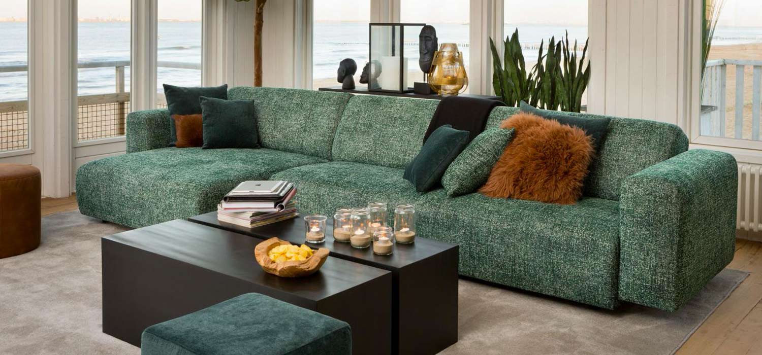 Passe Partout Viginti, canapé en tissu vert avec méridienne et pouf