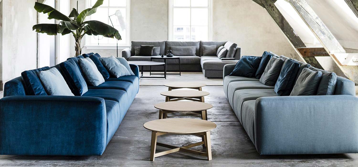 Passe Partout Livio, canapés bleus 4 places et tables rondes
