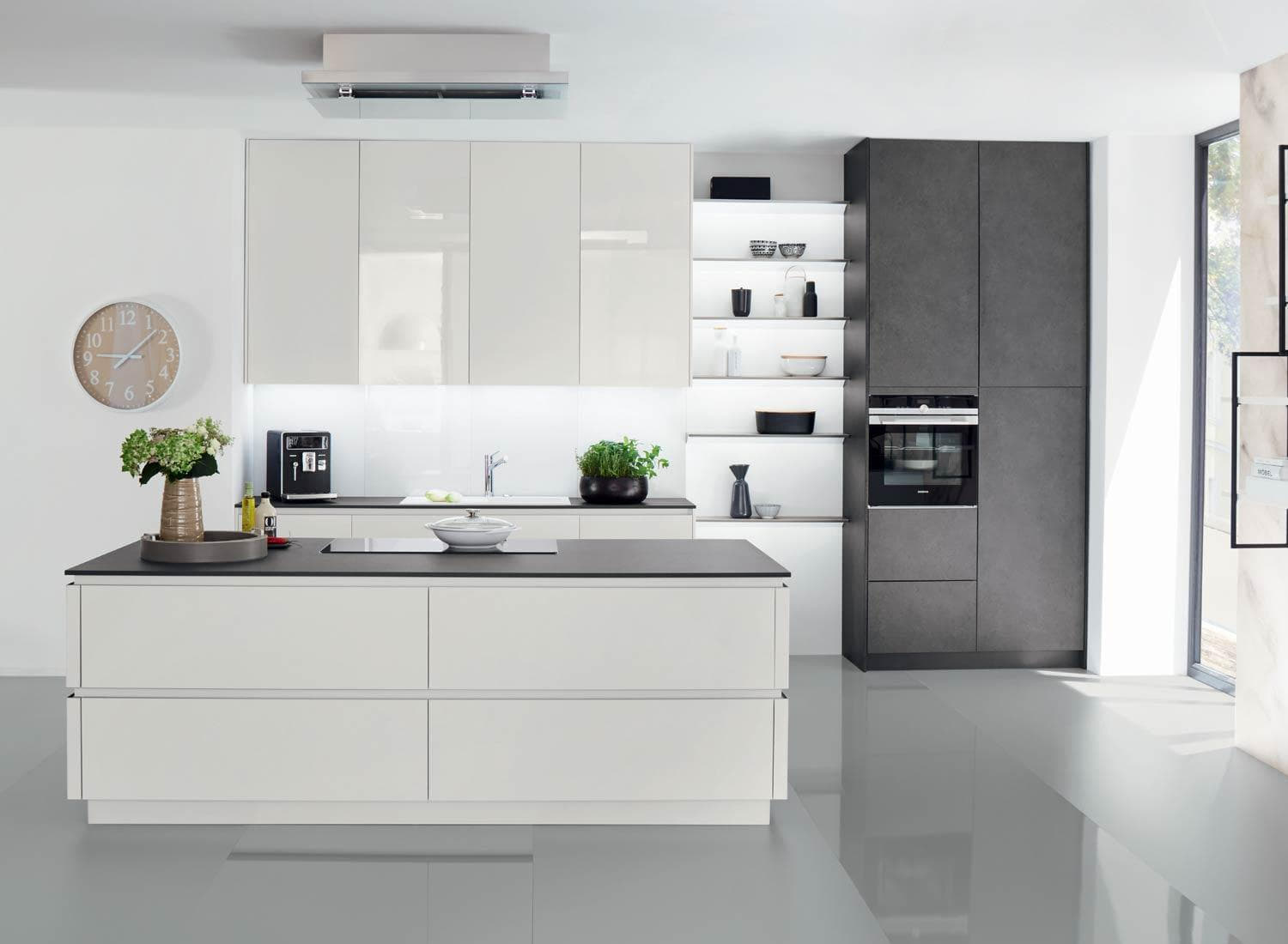 Cuisine équipée contemporaine à façades laquées blanches
