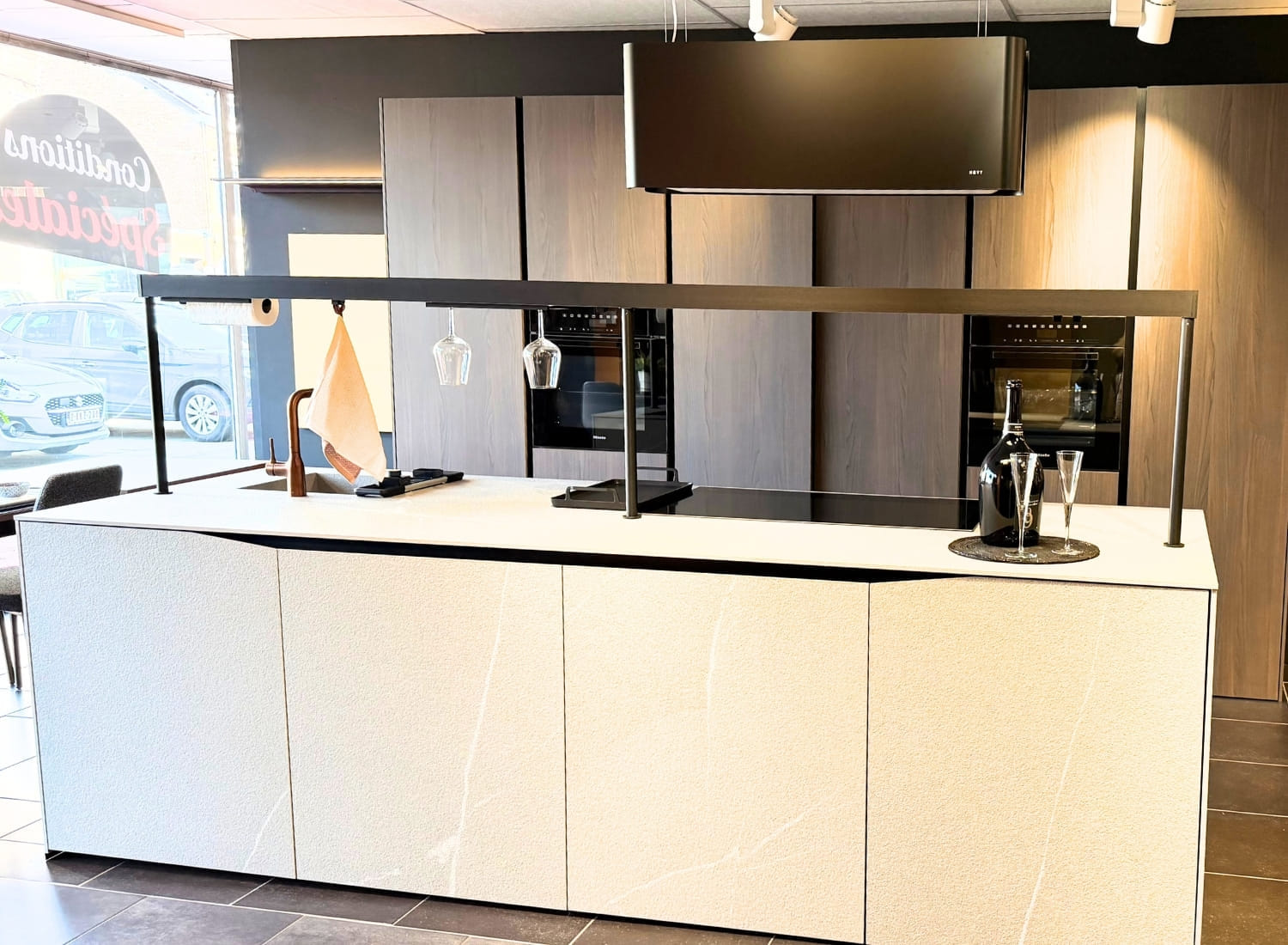 Cuisine équipée moderne avec îlot central