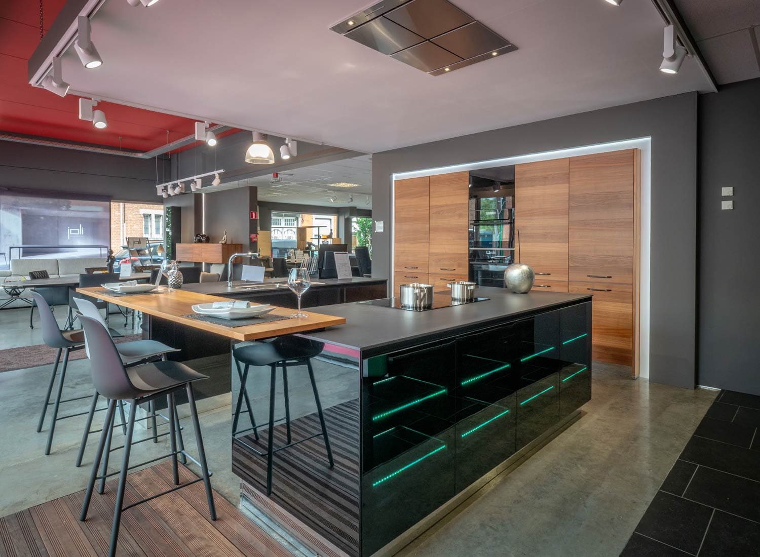 Îlot central de cuisine en verre avec table et portes en bois