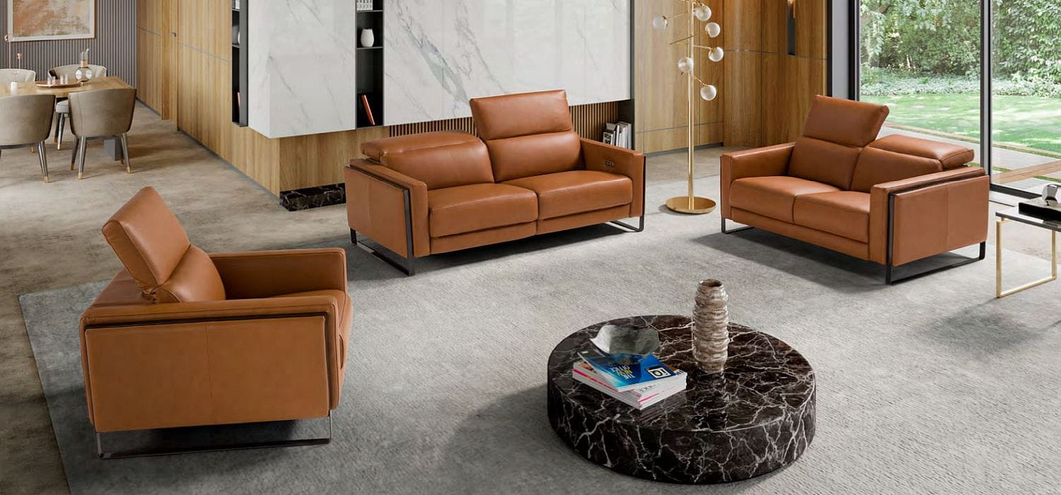 Modèle Mercedes, collection Traces de Glam More, fauteuils en cuir cognac